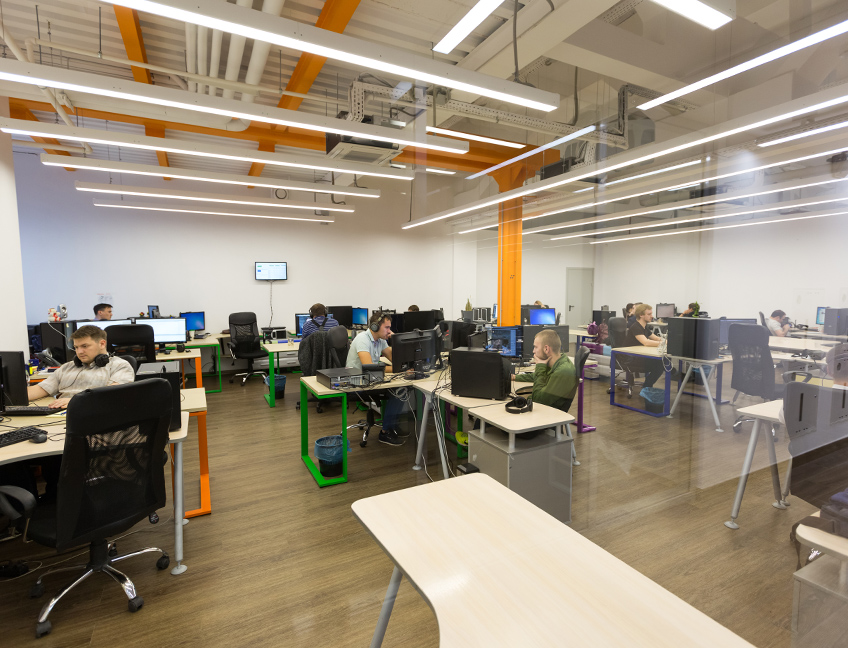 Офис Тензора в Уфе: современный Open Space, рабочие места сотрудников.