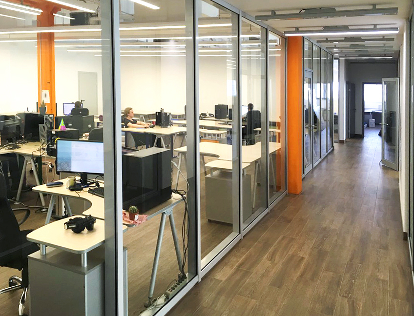 Офис Тензора в Уфе: современный Open Space, рабочие места сотрудников.