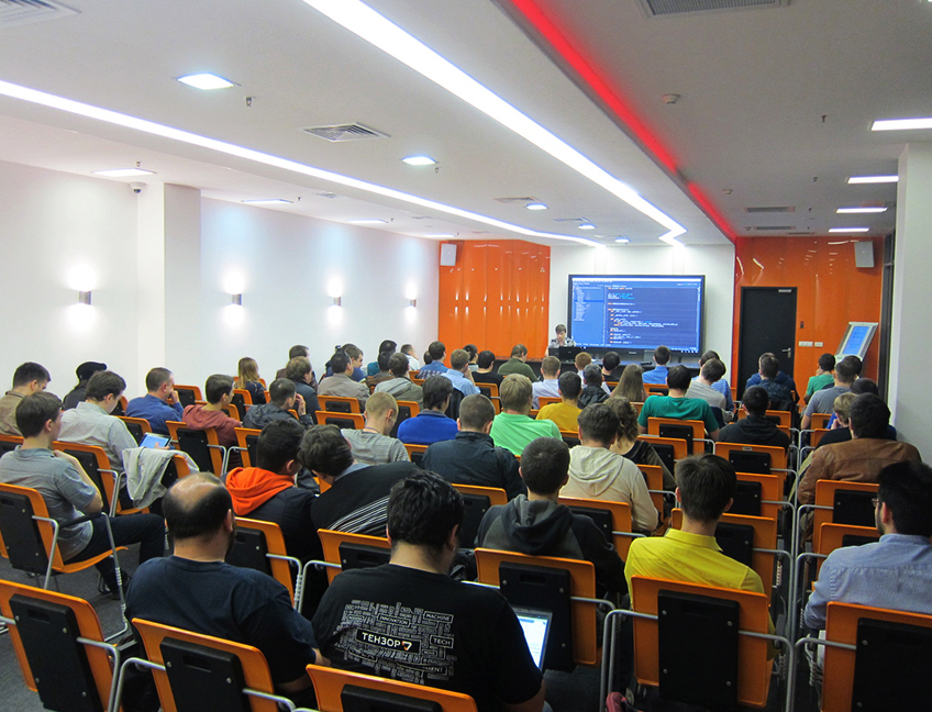 Офис Тензора в Казани: современный Open Space, рабочие места сотрудников.