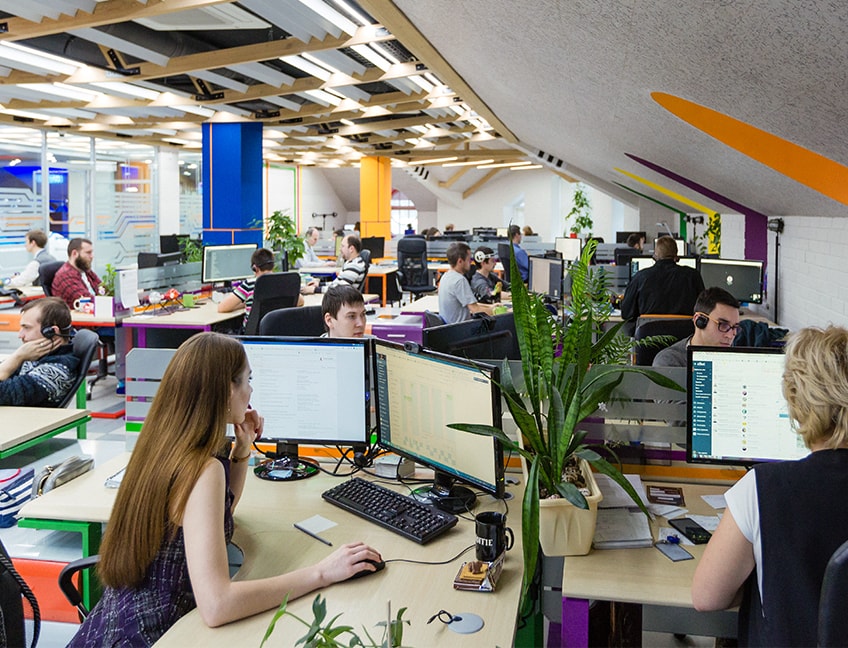 Тензор Кострома: Open Space в современном стиле, удобные рабочие места для сотрудников.