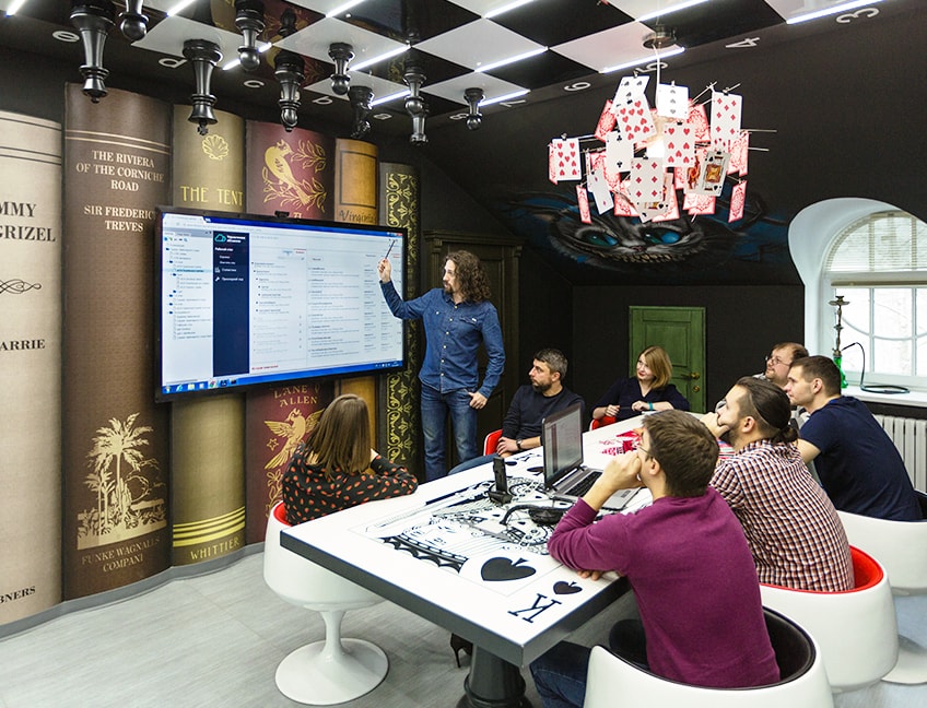 Необычный дизайн переговорной: переговорная комната "Алиса" в центре разработки Тензор Кострома.