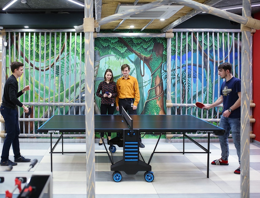 Офис Тензора: зона отдыха для программистов, дизайнеров, менеджеров, настольный теннис для сотрудников.