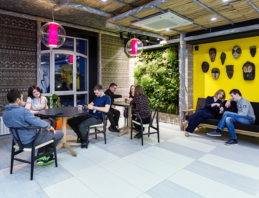 Зона отдыха сотрудников в современном стиле. Отдых разработчиков, дизайнеров, менеджеров в офисе Тензор в Костроме.