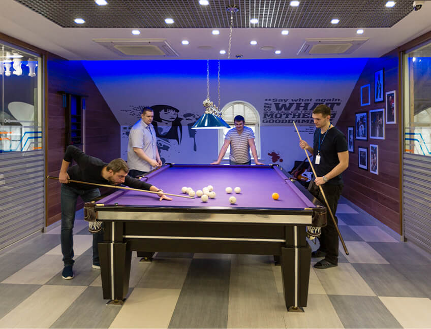 Офис Тензор Кострома: отдых сотрудников, русский бильярд, зона отдыха для дизайнеров, разработчиков, менеджеров.