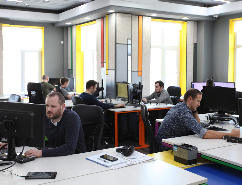 Программисты работают open space