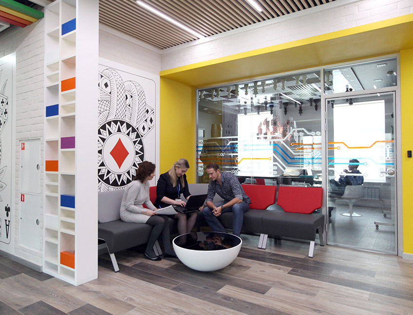 Угловой диван в зоне отдыха