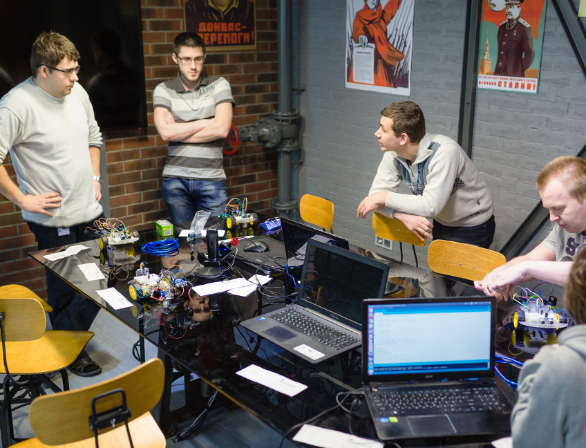 Креативное оформление офиса Тензор Ярославль: переговорная комната "Техно".