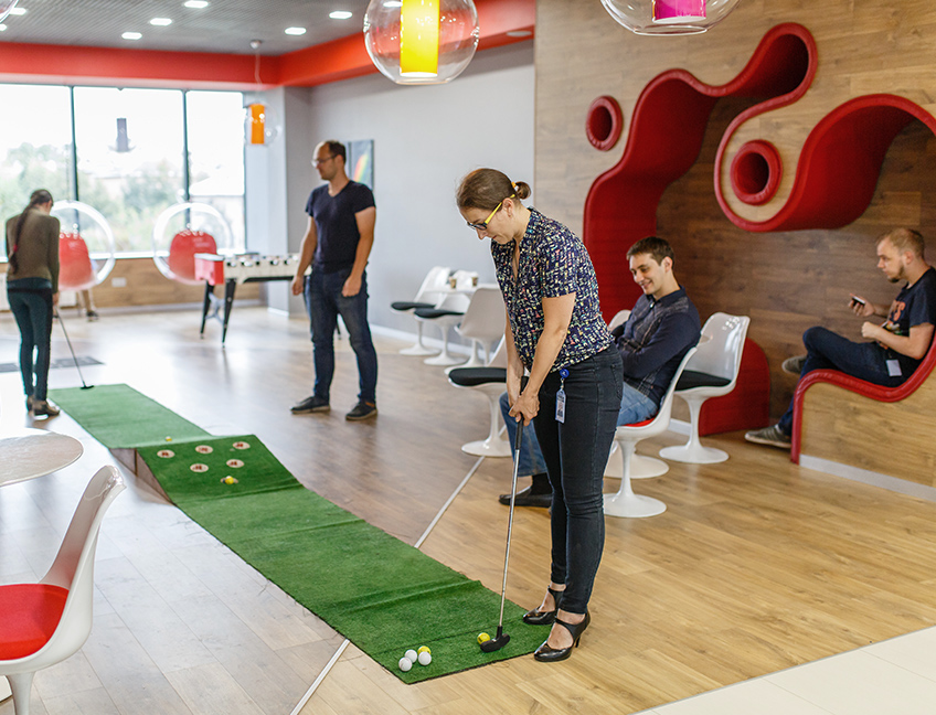 Необычный офис Тензор Ярославль - офисный гольф во время отдыха сотрудников.
