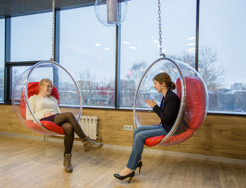 Оригинальное оформление офиса: подвесные кресла для отдыха сотрудников.