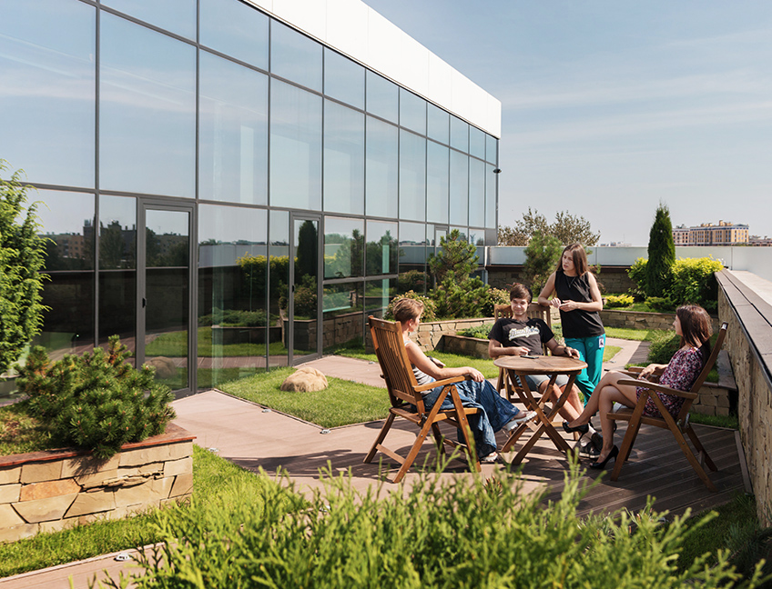 Крутая зона отдыха для сотрудников - терасса в офисе Тензора в Ярославле.