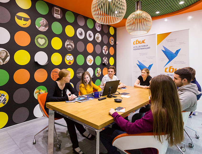 Креативная переговорная Смайл в офисе Тензора в Ярославле.