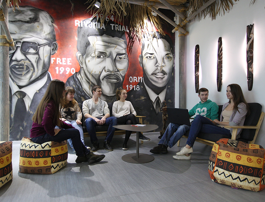 Современная переговорная комната в стиле "Африка". Центр разработки Saby в Ярославле.