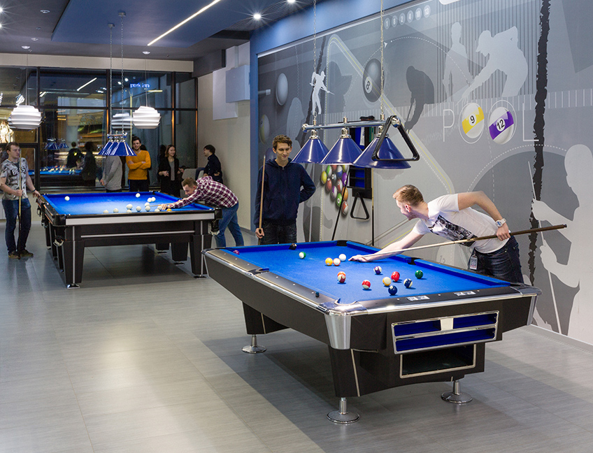 Прикольный офис Тензора: бильярд во время работы - программисты отдыхают.