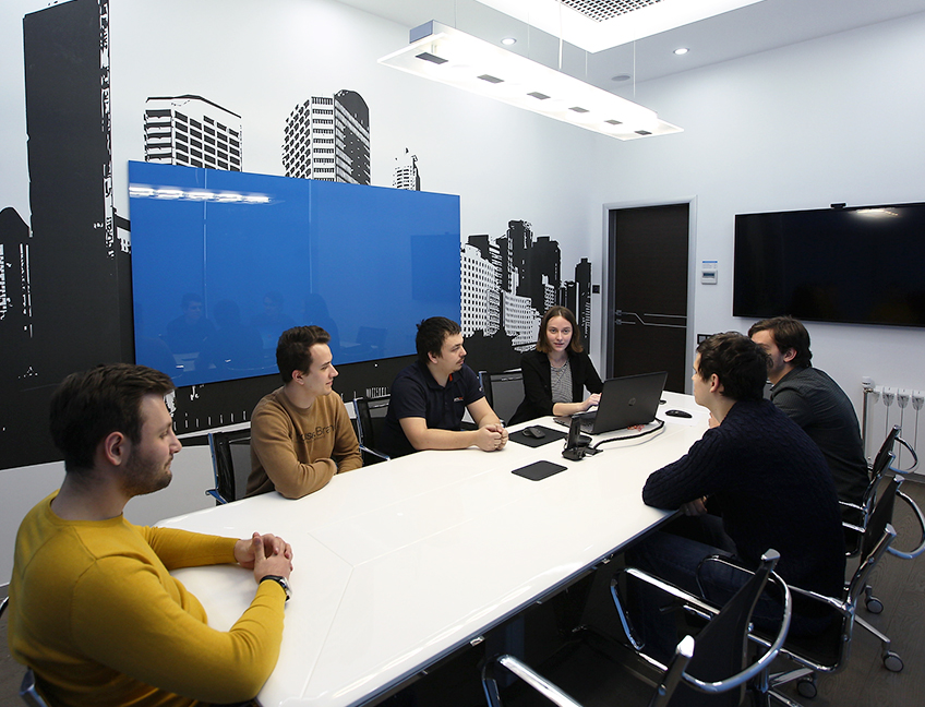 Современная переговорная комната в офисе Тензора на 6 этаже. Дизайн в стиле "Город".