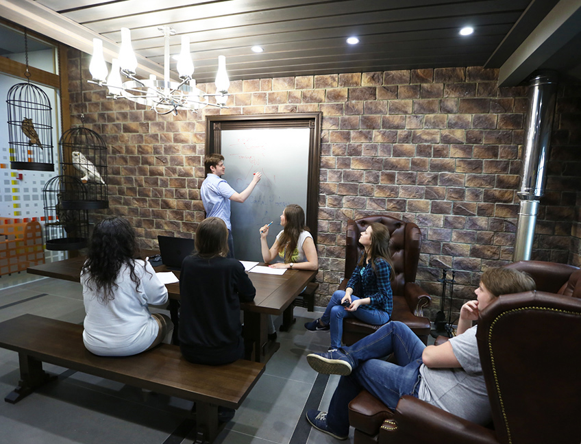 Переговорная комната в офисе Тензора в Санкт-Петербурге.