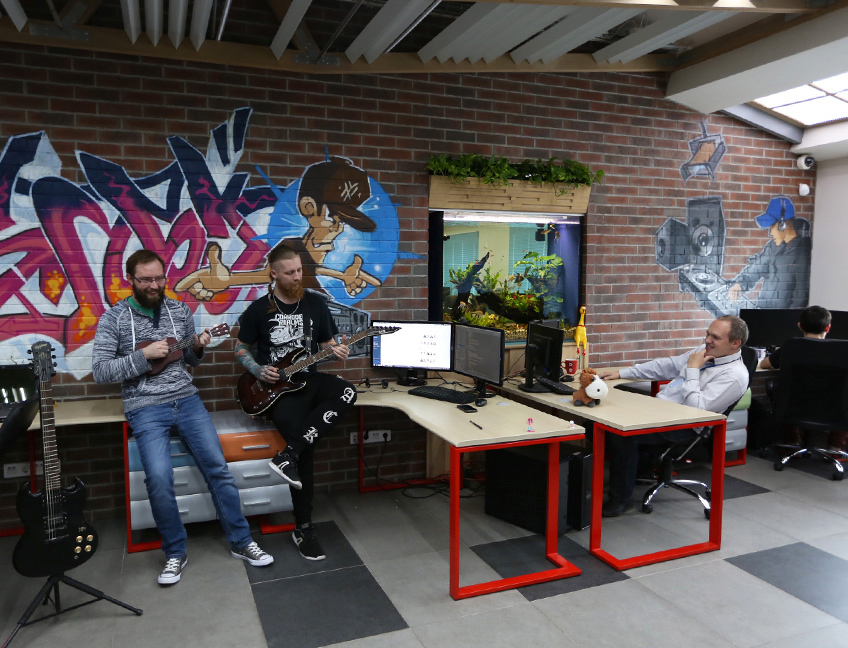 Офис Тензора в Санкт-Петербурге: современный Open Space, рабочие места сотрудников.