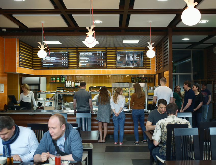 Офис Тензора в Санкт-Петербурге: современная столовая для сотрудников компании.