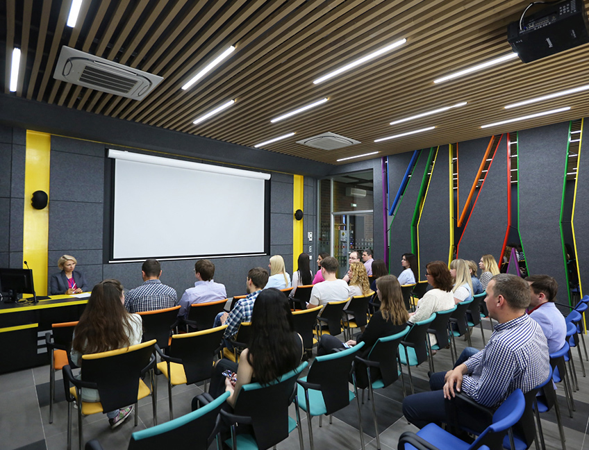 Офис Тензора в Санкт-Петербурге: современный учебный класс, конферен-зал.