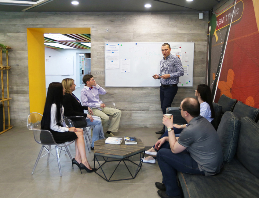 Офис Тензора в Санкт-Петербурге: современная переговорная комната.