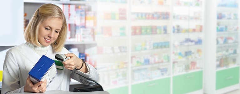 Врач сканирует штрих-код товара