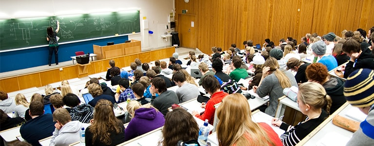 Учитель пишет на доске